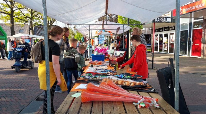 Vrijdagavond 24 april is de jaarlijkse oranjemarkt in Zuidwolde. De oranjemarkt begint om 18.00 uur. (Foto Ondernemersvereniging Zuidwolde)