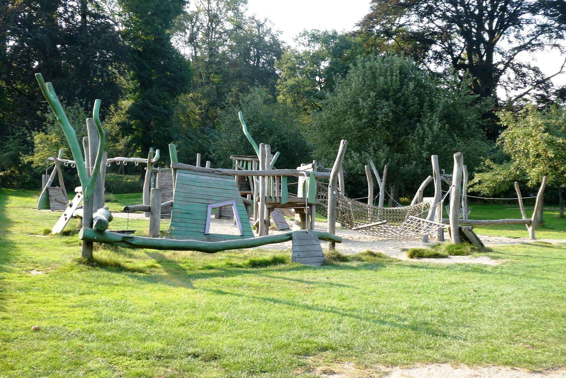 Het is vakantie en dat betekent dat ouders en kinderen er graag op uit willen In de regio zijn er diverse speelpaden en speelbossen om te bezoeken. Het voordeel van het bezoeken van belevingspaden en speelbossen is dat dit het hele jaar kan en het is ook nog eens gratis. (Foto Pixabay)