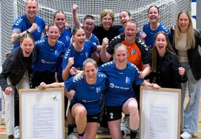 Corine Bijl (links) en Marjory Stroeve (rechts) zwaaien af bij Kwiek