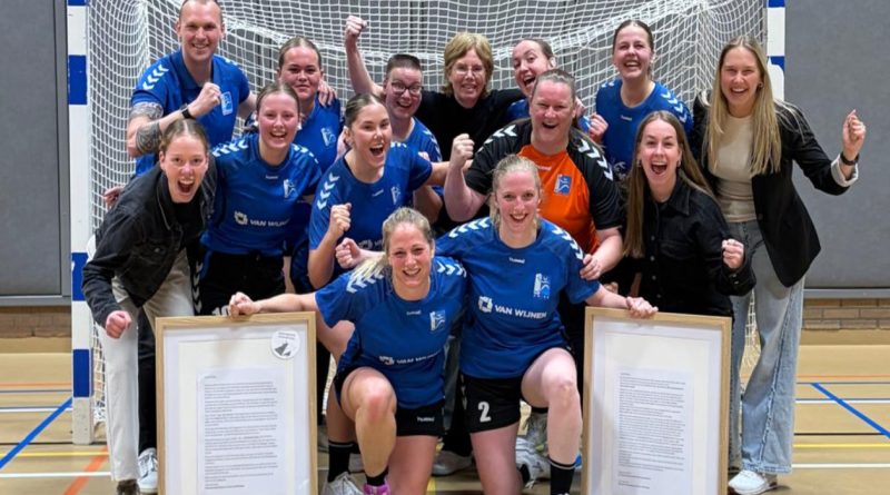 Corine Bijl (links) en Marjory Stroeve (rechts) zwaaien af bij Kwiek