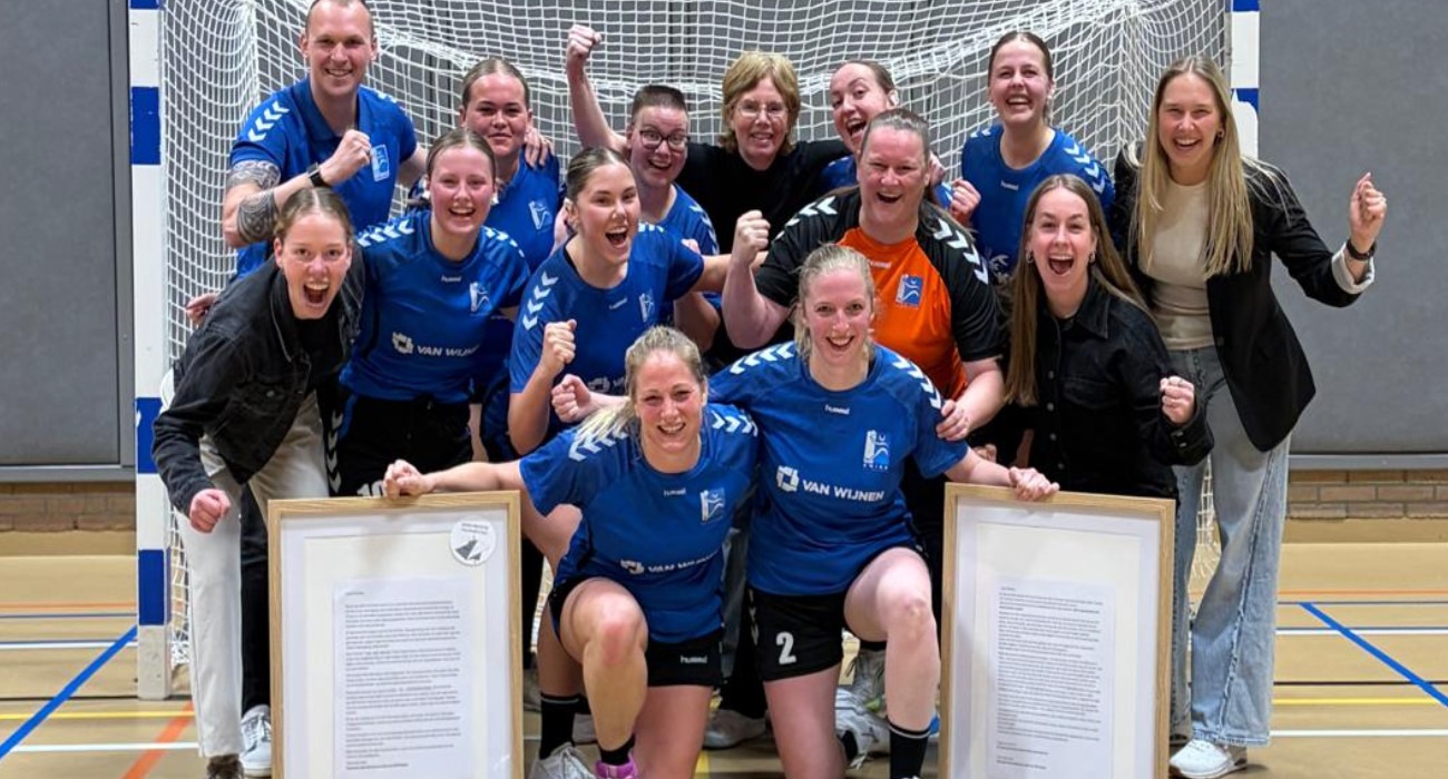 Corine Bijl (links) en Marjory Stroeve (rechts) zwaaien af bij Kwiek