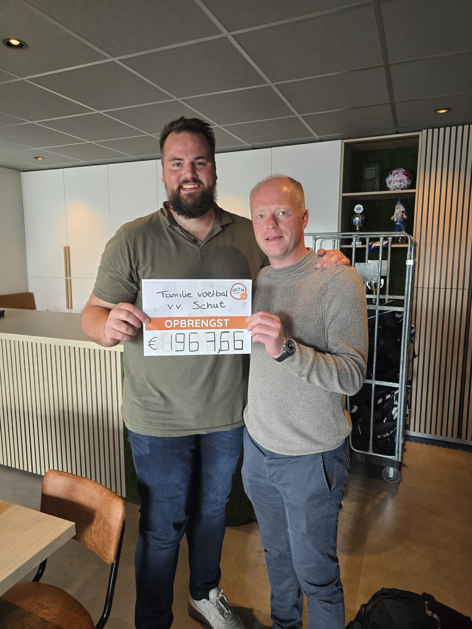 William Koster uit Geesbrug bereidt zich voor op de Alternatieve Elfstedentocht op de Oostenrijkse Weissensee. Koster rijdt in Oostenrijk voor het goede doel van KIKA. De komende maanden bouwt hij zijn trainingsarbeid meer en meer op, want de tocht der tochten is op 22 januari.  Tot nu toe zamelde Koster al 3.600 euro in. En kan doneren kan nog steeds via deze link.