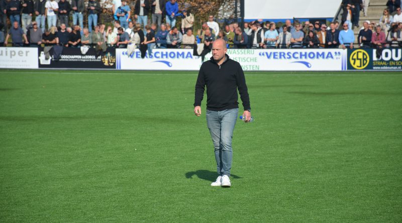 Vrijdagavond is de strijd om de finale van de districtsbeker. HZVV staat voor het tweede jaar op rij in de finale. Vorig jaar verloren de rood-witten de finale op eigen veld van het Groningse Velocitas (0-3). In stadion Esserberg in Haren wacht een herkansing tegen het Friese FC Surhústerfean.