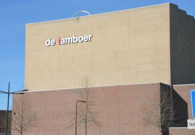 Directeur Pieter Bas Rebers heeft deze week het eerste exemplaar van de brochure van De Tamboer aan burgemeester Martijn Breukelman gegeven.