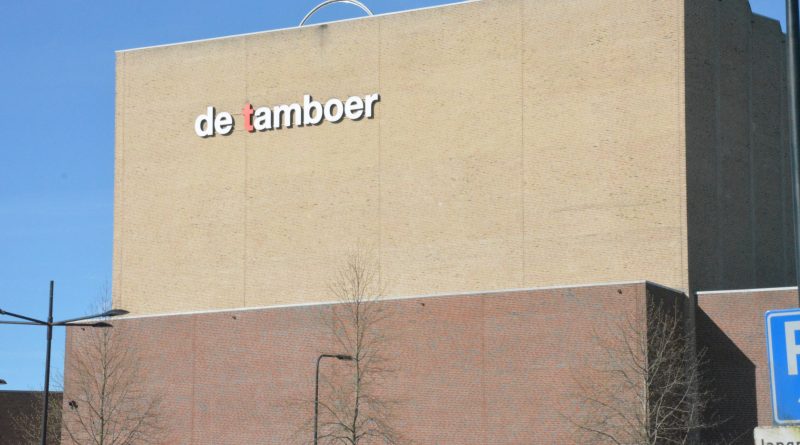 Directeur Pieter Bas Rebers heeft deze week het eerste exemplaar van de brochure van De Tamboer aan burgemeester Martijn Breukelman gegeven.