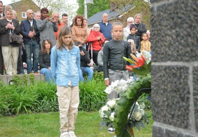 Op vier plaatsen in Hoogeveen zijn maandag 4 mei mensen herdacht die omgekomen zijn in oorlogssituaties en bij vredesmissies. De herdenkingen vonden plaats op het Raadhuisplein bij het oorlogsmonument, bij de voormalige synagoge aan de Schutstraat en bij het Joods monument aan de Zuiderweg, waarna de stille omloop eindigde bij het oorlogsmonument aan de Zuiderweg. Er liepen ook dit jaar weer enkele honderden mensen mee met de stille omloop.