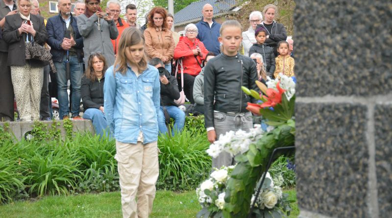 Op vier plaatsen in Hoogeveen zijn maandag 4 mei mensen herdacht die omgekomen zijn in oorlogssituaties en bij vredesmissies. De herdenkingen vonden plaats op het Raadhuisplein bij het oorlogsmonument, bij de voormalige synagoge aan de Schutstraat en bij het Joods monument aan de Zuiderweg, waarna de stille omloop eindigde bij het oorlogsmonument aan de Zuiderweg. Er liepen ook dit jaar weer enkele honderden mensen mee met de stille omloop.