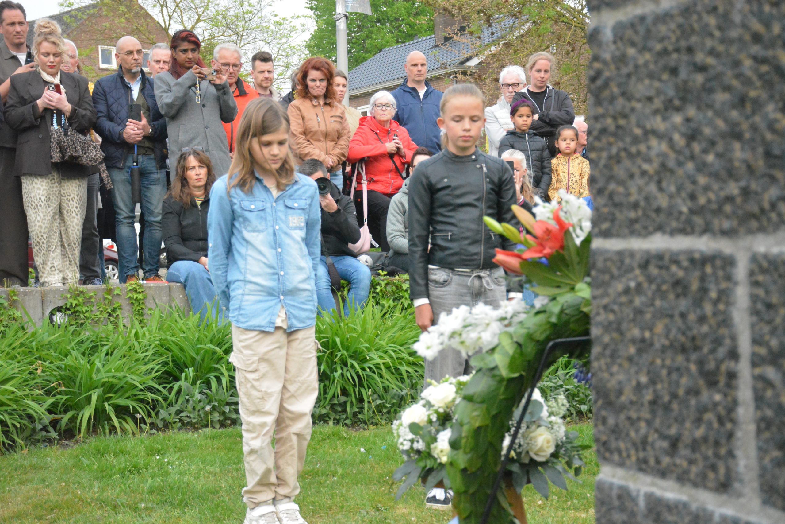 Op vier plaatsen in Hoogeveen zijn maandag 4 mei mensen herdacht die omgekomen zijn in oorlogssituaties en bij vredesmissies. De herdenkingen vonden plaats op het Raadhuisplein bij het oorlogsmonument, bij de voormalige synagoge aan de Schutstraat en bij het Joods monument aan de Zuiderweg, waarna de stille omloop eindigde bij het oorlogsmonument aan de Zuiderweg. Er liepen ook dit jaar weer enkele honderden mensen mee met de stille omloop.