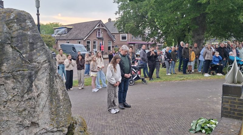 Net als op veel plaatsen in Nederland is ook in Zuidwolde maandagavond 4 mei herdacht. Ook in Zuidwolde werden slachtoffers herdacht die omgekomen zijn in oorlogssituaties en bij vredesmissies.
