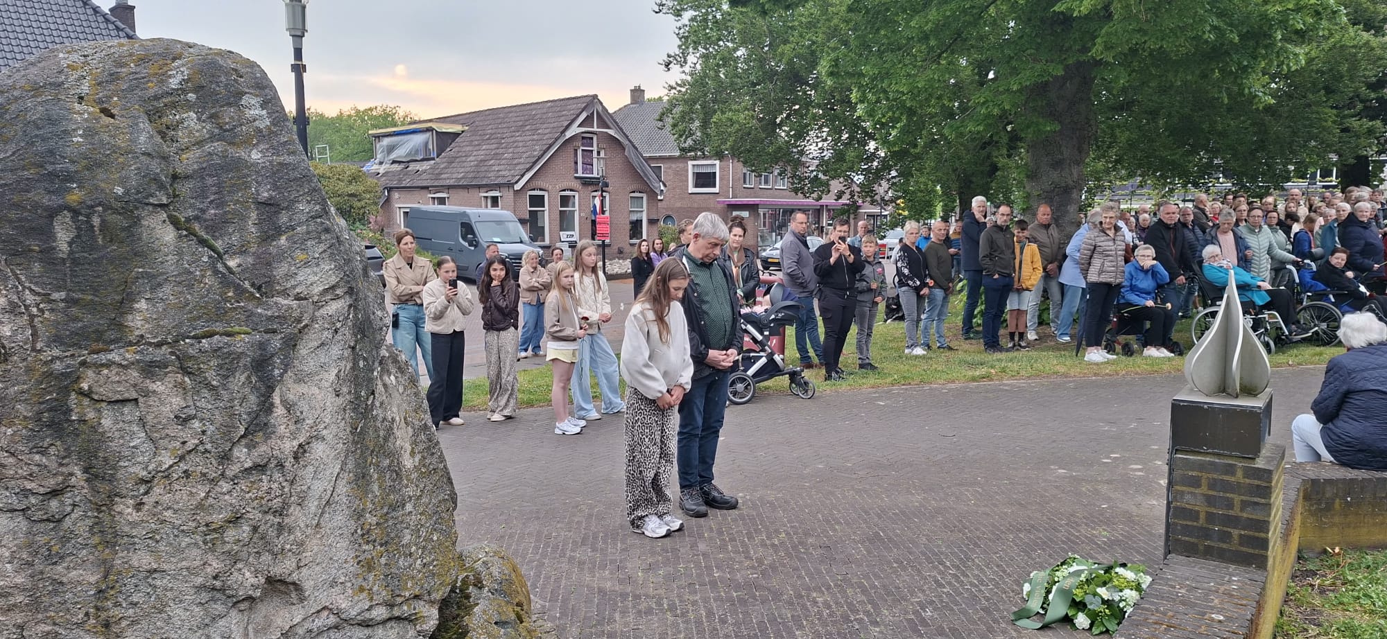 Net als op veel plaatsen in Nederland is ook in Zuidwolde maandagavond 4 mei herdacht. Ook in Zuidwolde werden slachtoffers herdacht die omgekomen zijn in oorlogssituaties en bij vredesmissies.