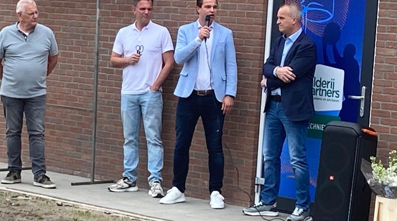Het was afgelopen zaterdag een feestelijke dag voor korfbalvereniging HHV uit Hollandscheveld. De nieuwe kleedkamers zijn officieel geopend en de club vierde haar 65-jarige bestaan.