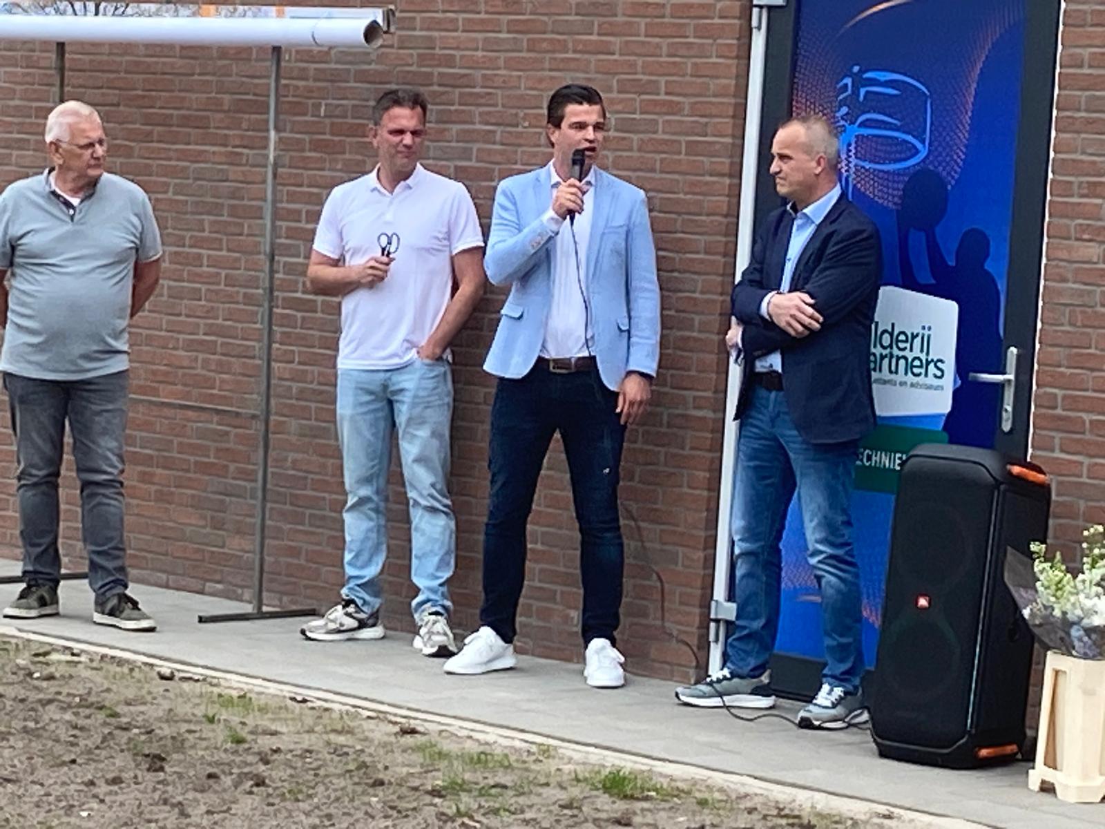 Het was afgelopen zaterdag een feestelijke dag voor korfbalvereniging HHV uit Hollandscheveld. De nieuwe kleedkamers zijn officieel geopend en de club vierde haar 65-jarige bestaan.