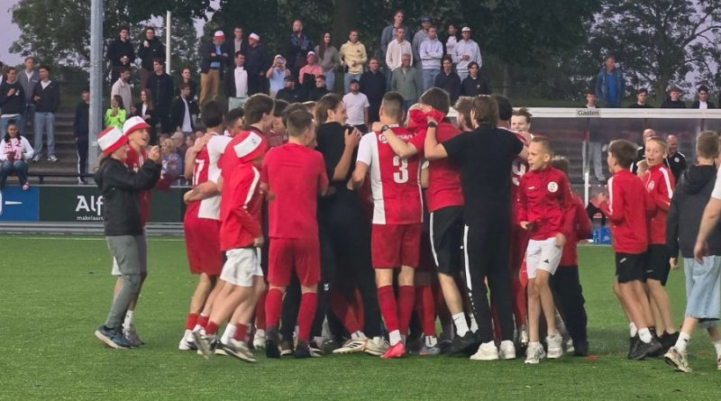 HZVV heeft vrijdagavond in Haren beslag gelegd op de noordelijke districtsbeker. In stadion Esserberg won HZVV met 4-0 van het Friese FC Surhústerfean. Vleugelspeler Jens van Rooijen had met twee assists en een doelpunt een belangrijke rol in de bekerwinst. HZVV neemt met het winnen van de beker revanche voor de verloren finale van vorig jaar (0-3) tegen het Groningse Velocitas.