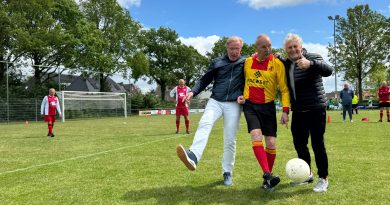 Hans van Breukelen en Kees Kist bij de walking football in Koekange