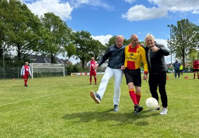 Hans van Breukelen en Kees Kist bij de walking football in Koekange