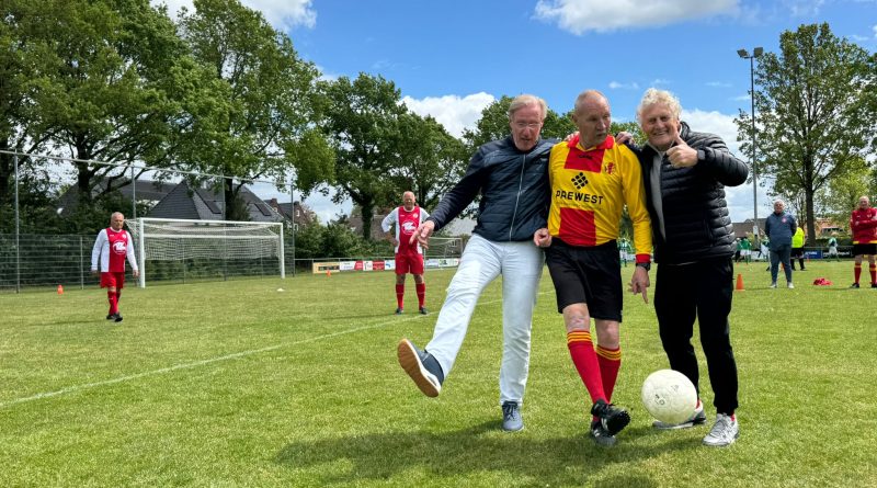 Hans van Breukelen en Kees Kist bij de walking football in Koekange
