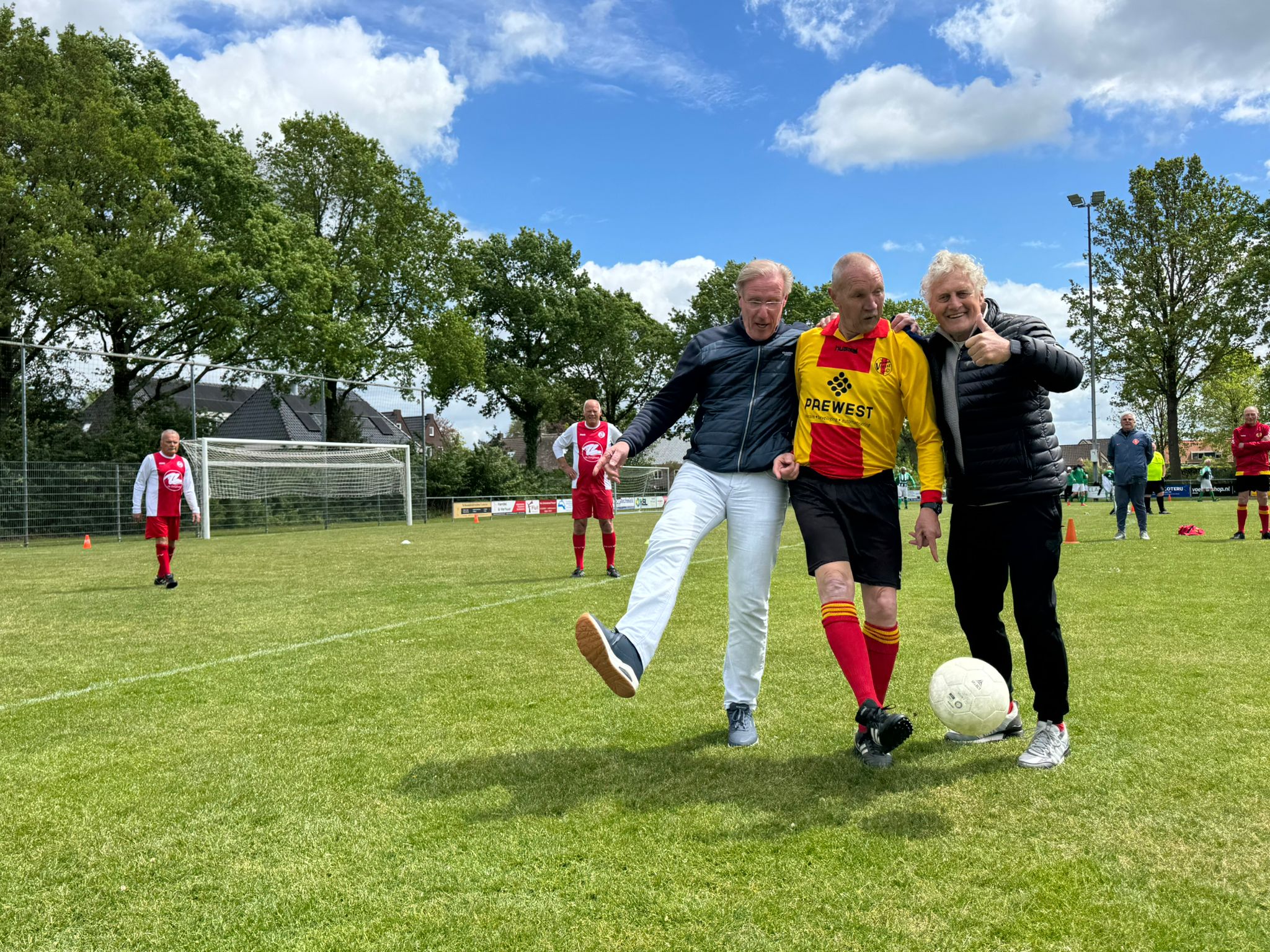 Hans van Breukelen en Kees Kist bij de walking football in Koekange