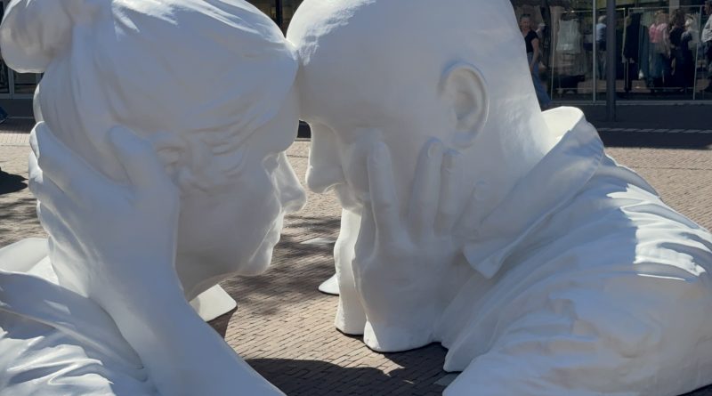 Van 1 tot en met 28 mei is er in het centrum een kunstwerk te zien van Saskia Stolz. Dit indrukwekkende, rondreizende kunstwerk van Saskia Stolz laat een patiënt en een naaste zien. Het beeld maakt voelbaar dat leven met een ongeneeslijke ziekte je niet alleen doet; je doet het samen.