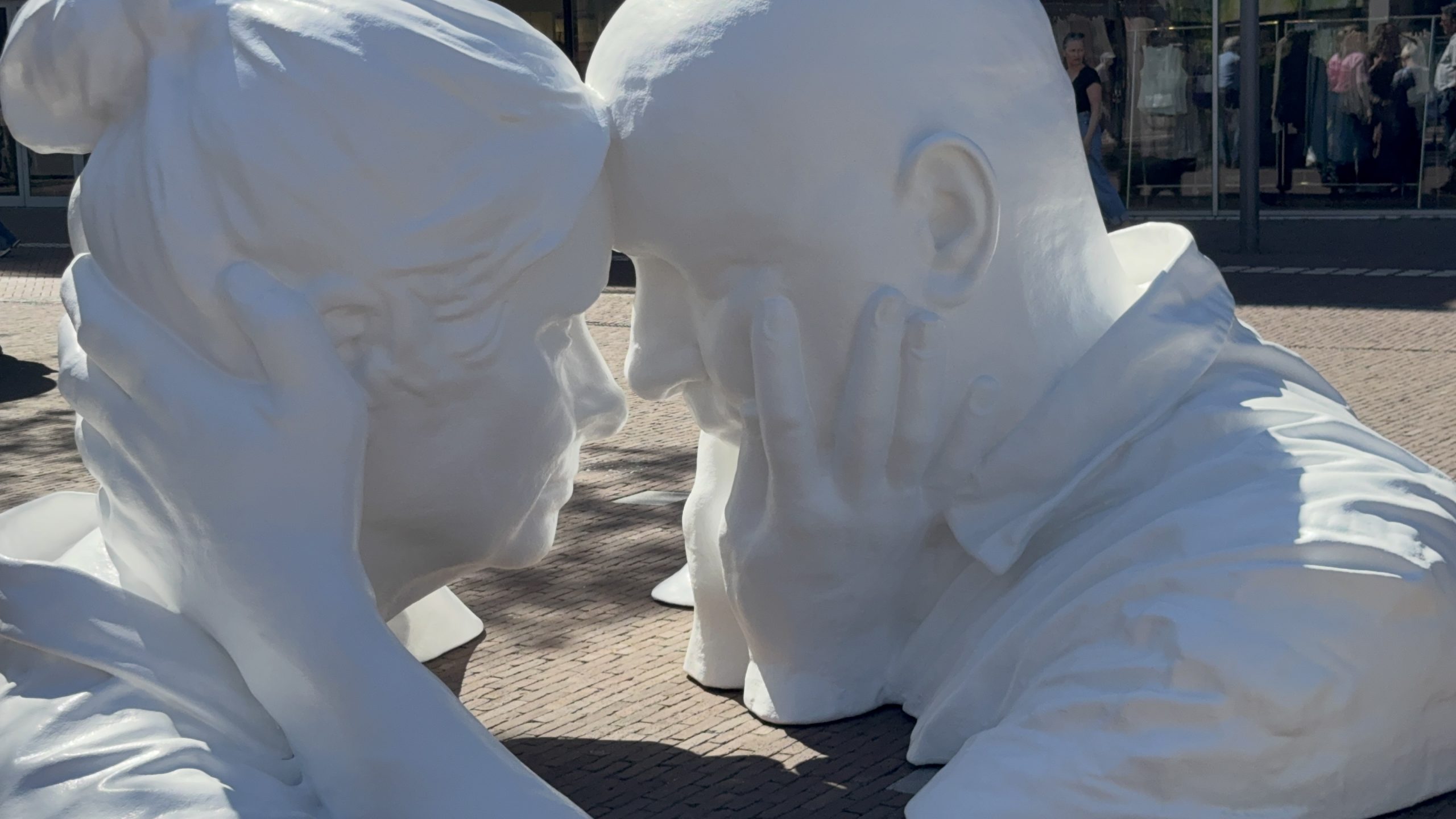 Van 1 tot en met 28 mei is er in het centrum een kunstwerk te zien van Saskia Stolz. Dit indrukwekkende, rondreizende kunstwerk van Saskia Stolz laat een patiënt en een naaste zien. Het beeld maakt voelbaar dat leven met een ongeneeslijke ziekte je niet alleen doet; je doet het samen.