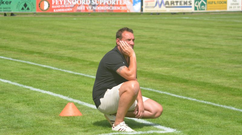 5e klasser VV Tiendeveen maakt zich op voor het afscheid van hoofdtrainer Michel van Essen. Zaterdagmiddag zal Van Essen, die maar liefst tien jaar de scepter zwaaide bij de geel-zwarten in de thuiswedstrijd tegen NKVV, stoppen.