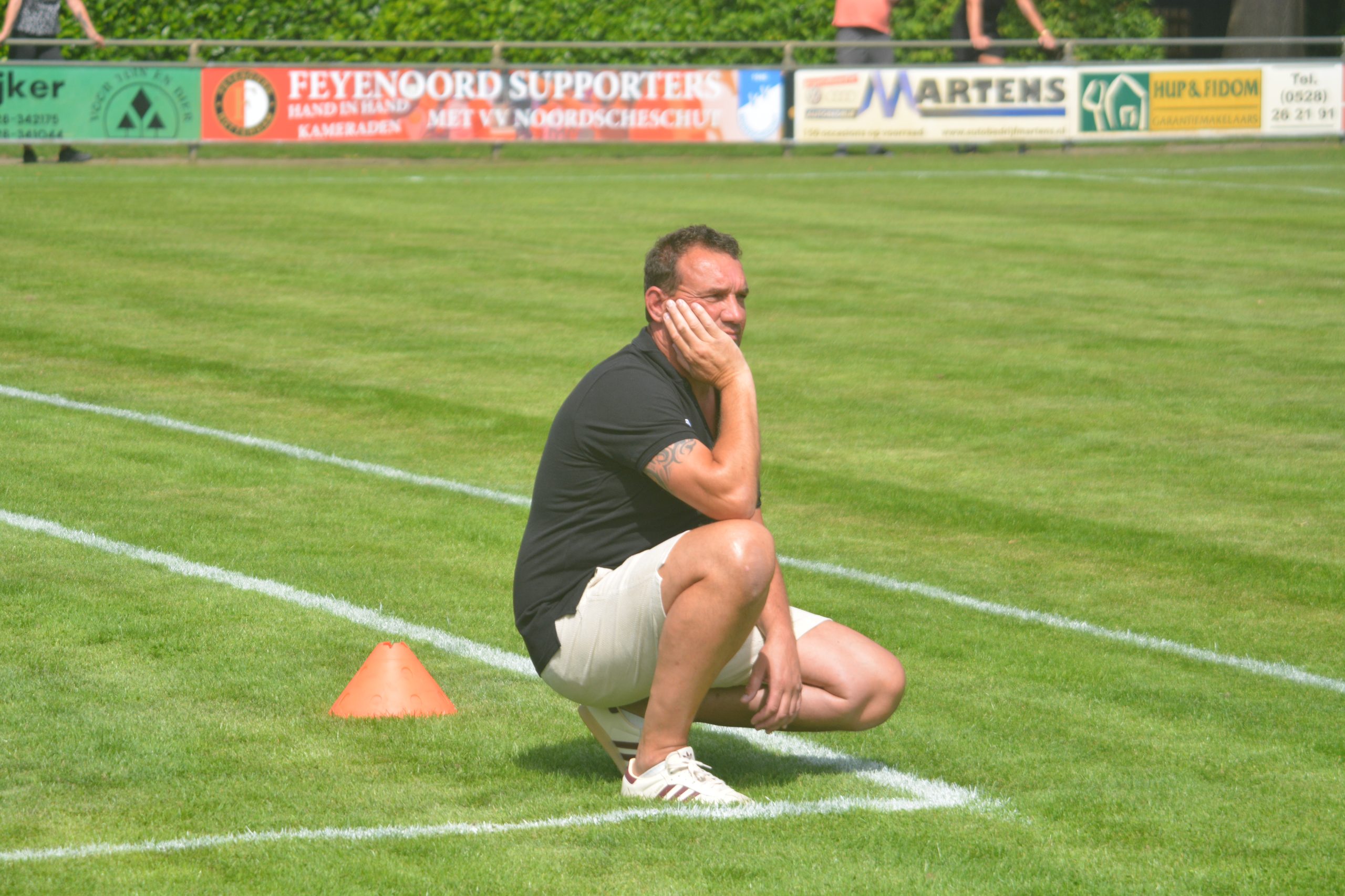 5e klasser VV Tiendeveen maakt zich op voor het afscheid van hoofdtrainer Michel van Essen. Zaterdagmiddag zal Van Essen, die maar liefst tien jaar de scepter zwaaide bij de geel-zwarten in de thuiswedstrijd tegen NKVV, stoppen.