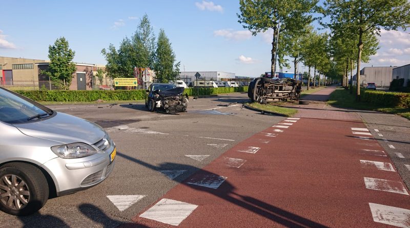 Vrijdagavond rond 18.30 uur heeft zich een verkeersongeval voorgedaan in Hoogeveen op de kruising van de A.G. Bellstraat richting de Voltastraat.