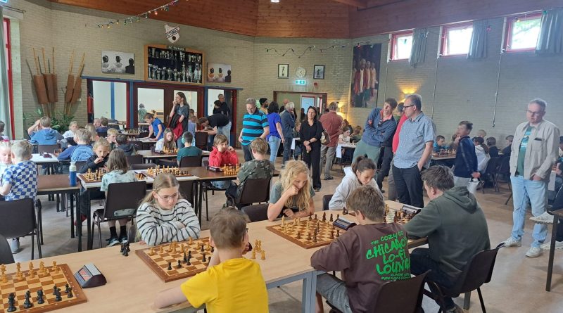 Er was volop succes voor de Hoogeveense jeugdschakers tijdens hun eigen jeugdtoernooi, de GP Jan Oldenkamp. Er deden 25 ‘thuisschakers’ mee. Die kwamen met zes bekers naar huis. Het belangrijkste was dat iedereen een leuke middag had.