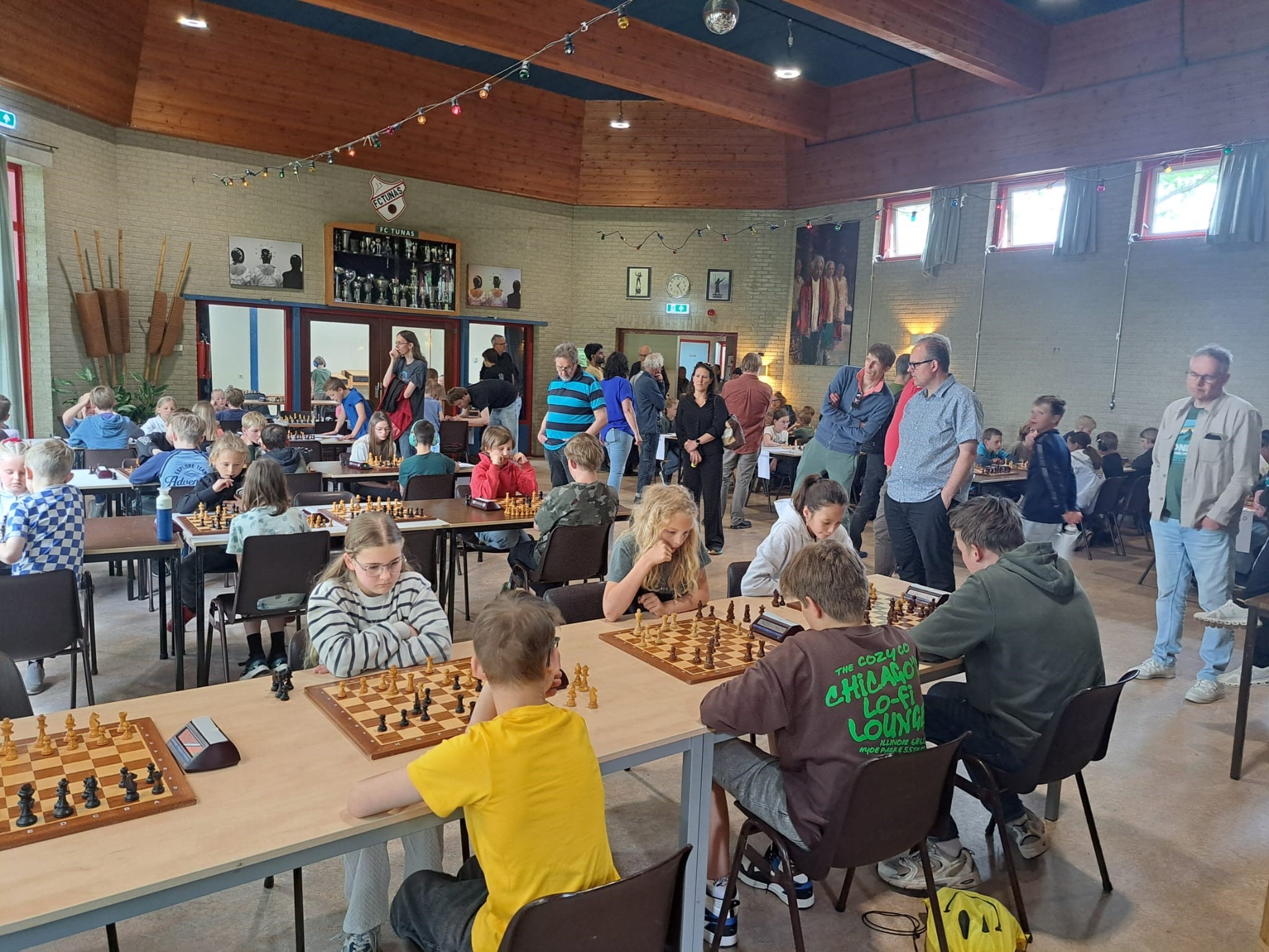 Er was volop succes voor de Hoogeveense jeugdschakers tijdens hun eigen jeugdtoernooi, de GP Jan Oldenkamp. Er deden 25 ‘thuisschakers’ mee. Die kwamen met zes bekers naar huis. Het belangrijkste was dat iedereen een leuke middag had.