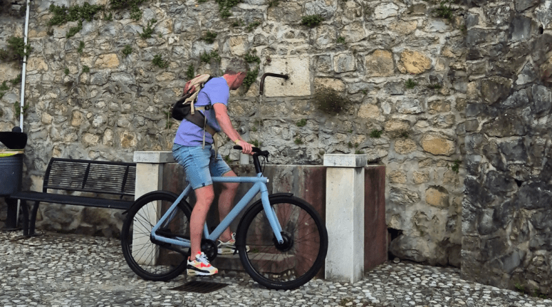 Per Kampman (47) heeft Parkinson en fietst van Stockholm naar Meppel: “Deze tocht geeft mij weer iets”