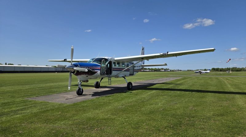 Op zondag zijn de nieuwe hangars en het clubhuis van Skydive op het vliegveld in Hoogeveen in gebruik genomen. De feestelijke opening vond plaats door wethouder Ronald Klok van de gemeente Hoogeveen.
