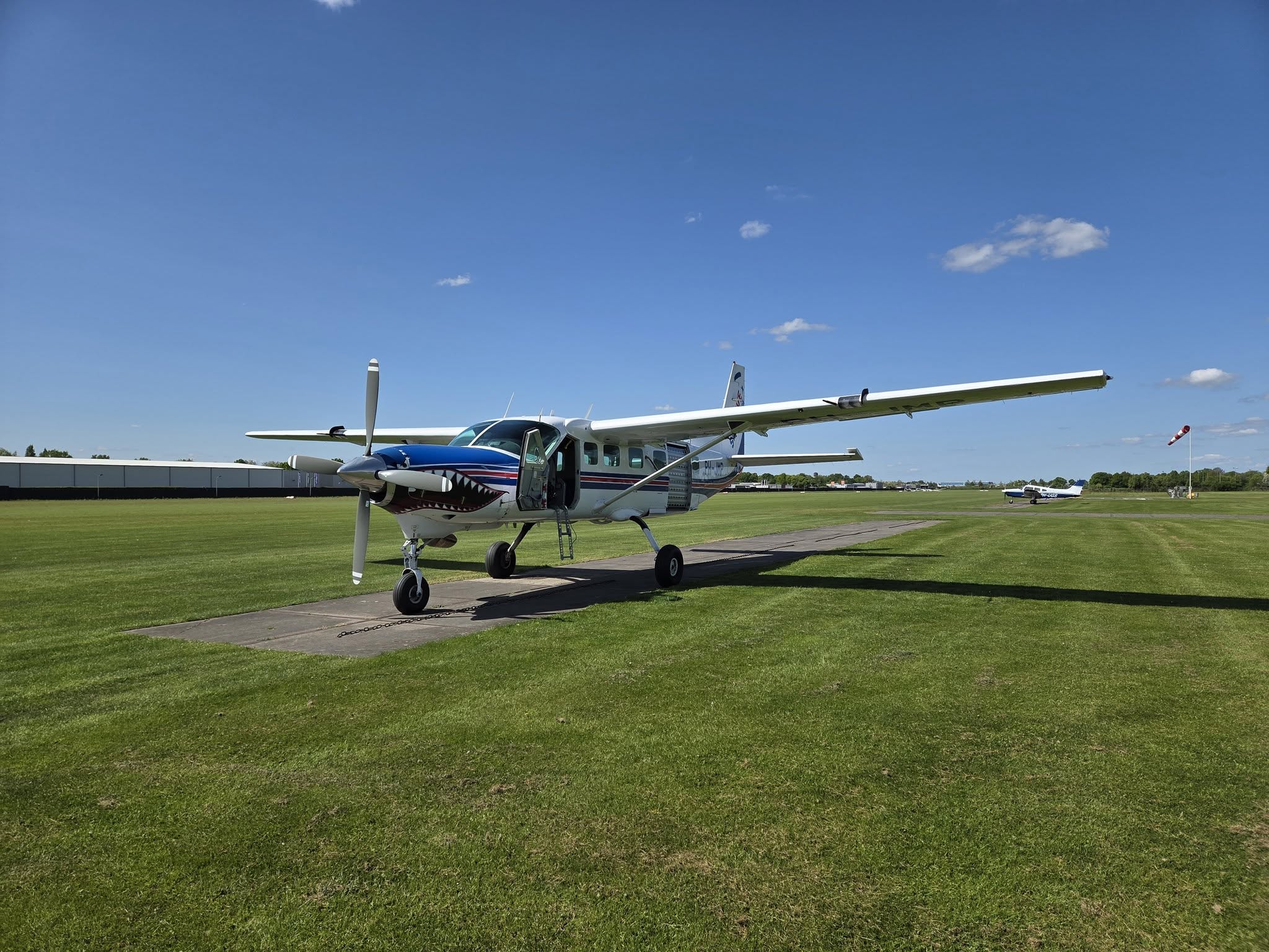 Op zondag zijn de nieuwe hangars en het clubhuis van Skydive op het vliegveld in Hoogeveen in gebruik genomen. De feestelijke opening vond plaats door wethouder Ronald Klok van de gemeente Hoogeveen.