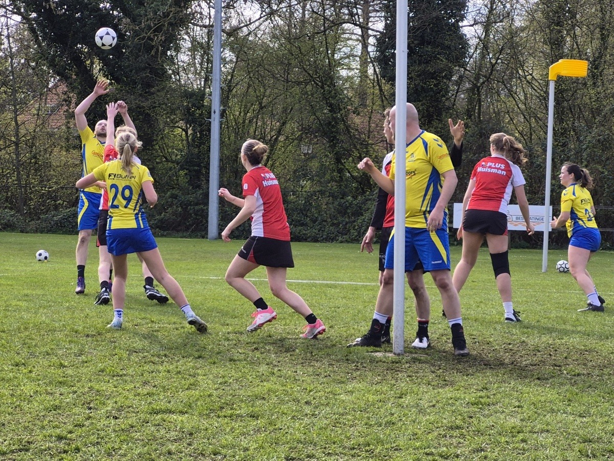 De korfbalverenigingen Thrianta uit Hoogeveen, HHV uit Hollandscheveld en KV Elko uit Elim strijden de komende weken om het kampioenschap. Thrianta gaat na twee speelronden aan de leiding, maar het is nog lang niet gespeeld wie er met de titel aan de haal zal gaan.