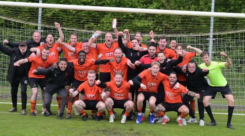 VV Hollandscheveld is zaterdag in de 4e klasse G kampioen geworden. Op Elim won de ploeg van trainer Bernard Koning met 0-3 van de lokale SC. Omdat SVM Marknesse met 1-1 gelijk speelde bij VV Steenwijk, konden de champagneflessen na afloop van de wedstrijd ontkurkt worden.