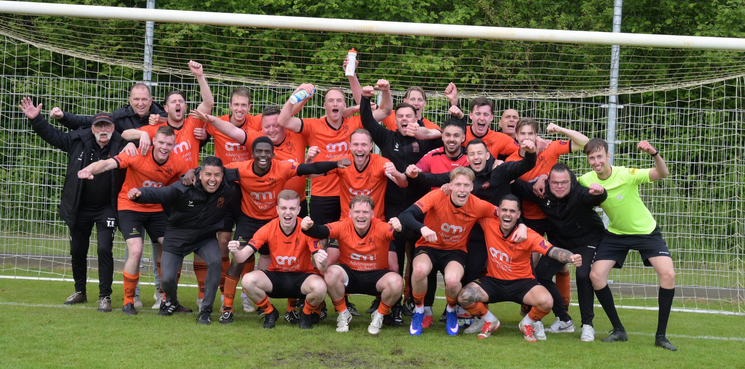 VV Hollandscheveld is zaterdag in de 4e klasse G kampioen geworden. Op Elim won de ploeg van trainer Bernard Koning met 0-3 van de lokale SC. Omdat SVM Marknesse met 1-1 gelijk speelde bij VV Steenwijk, konden de champagneflessen na afloop van de wedstrijd ontkurkt worden.