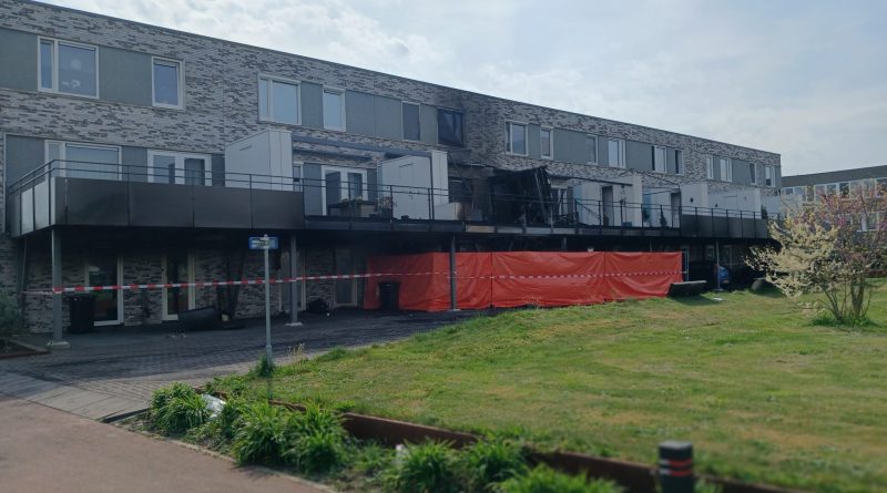 De schrik zat er zondagnacht rond 01.00 uur flink in bij de bewoners aan de Jonkheer de Jongestraat. Een brandende auto zorgde ervoor dat de brand snel oversloeg naar een appartementencomplex.