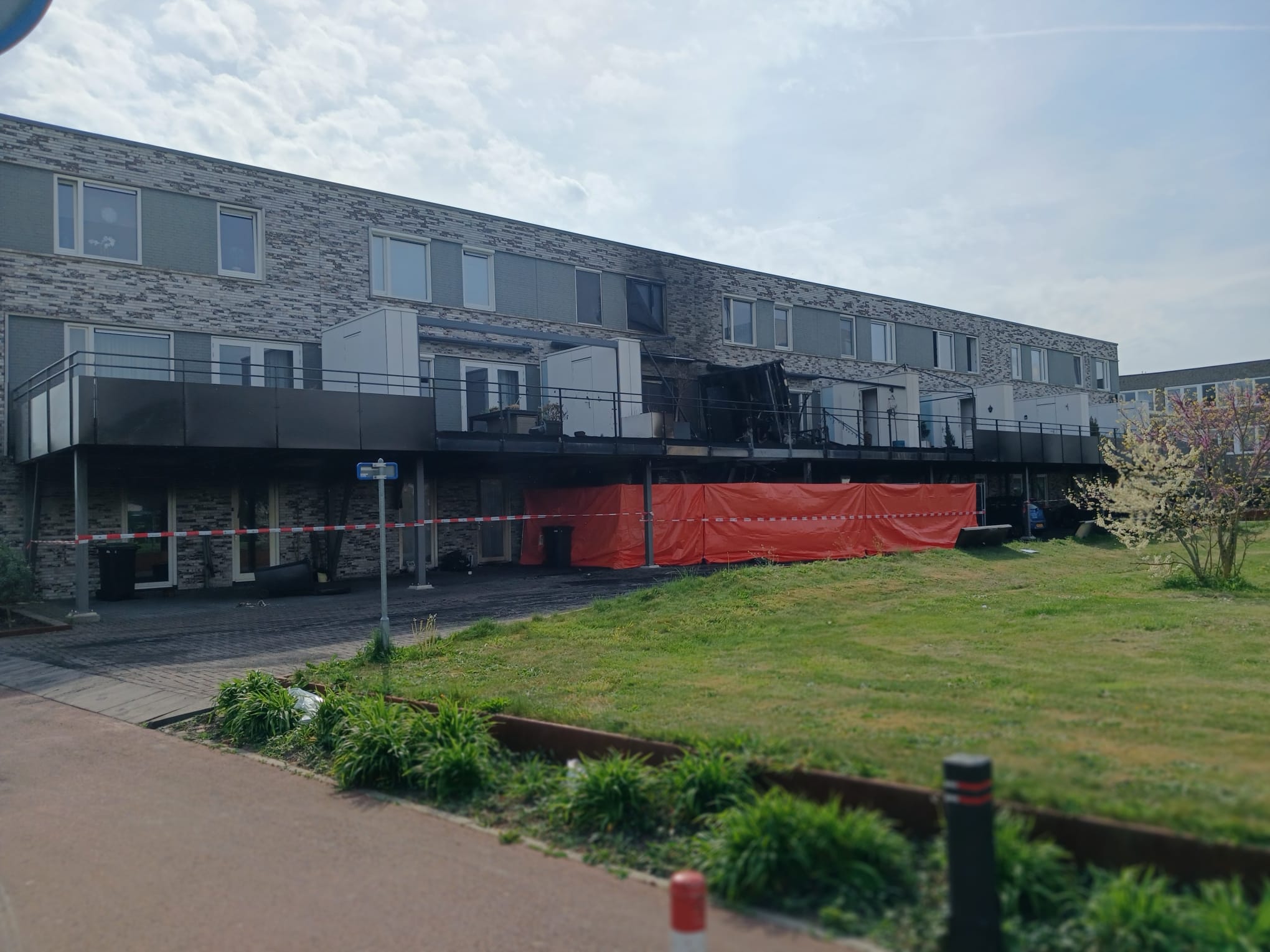 De schrik zat er zondagnacht rond 01.00 uur flink in bij de bewoners aan de Jonkheer de Jongestraat. Een brandende auto zorgde ervoor dat de brand snel oversloeg naar een appartementencomplex.