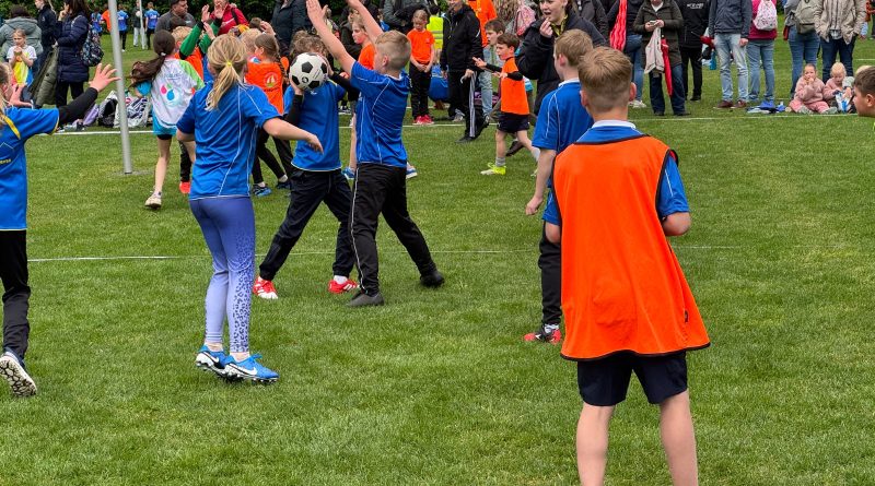 Woensdagmiddag organiseerde korfbalvereniging Thrianta uit Hoogeveen het jaarlijkse schoolkorfbaltoernooi. Ook de editie van 2026 bleek een groot succes.