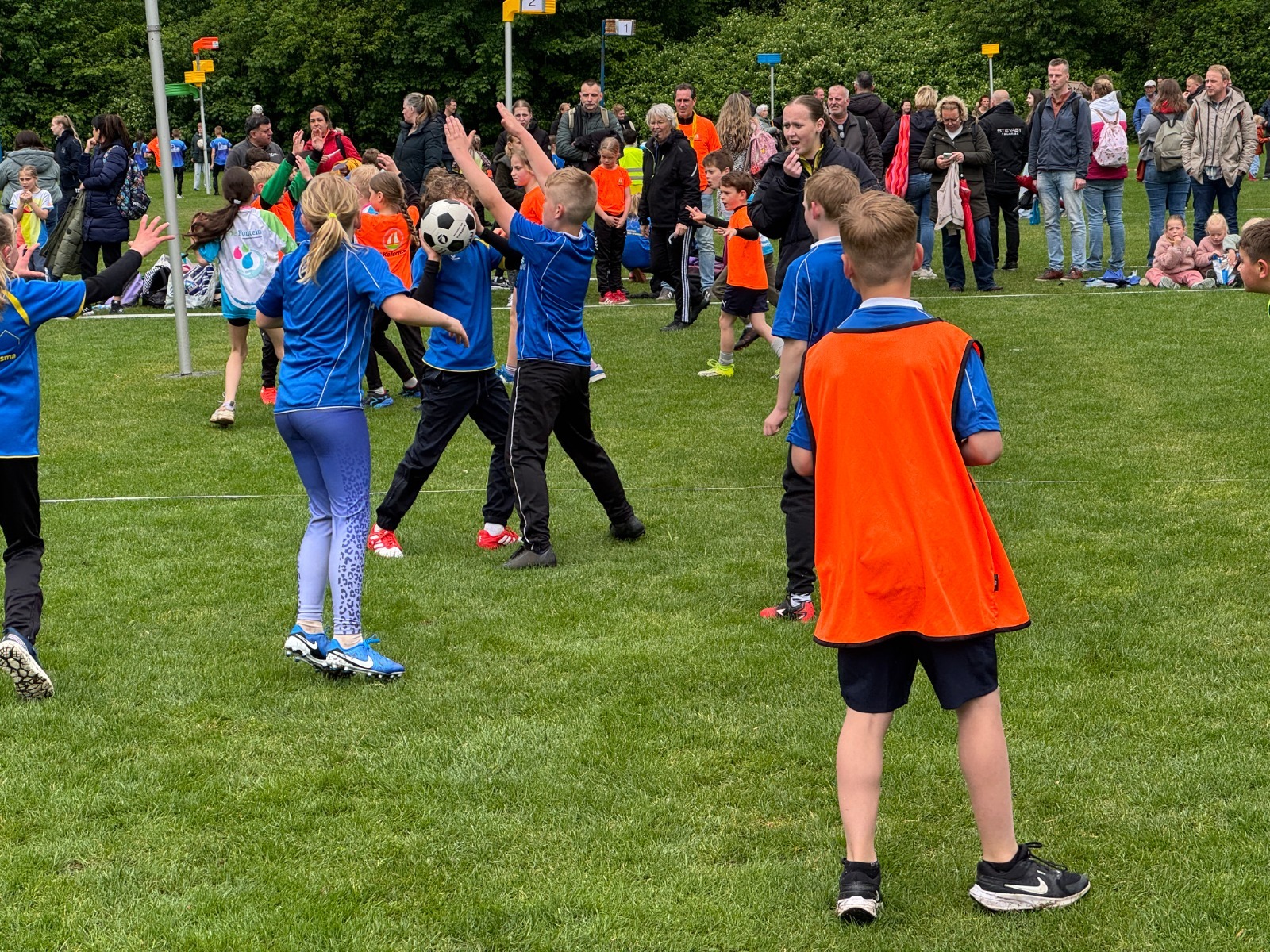 Woensdagmiddag organiseerde korfbalvereniging Thrianta uit Hoogeveen het jaarlijkse schoolkorfbaltoernooi. Ook de editie van 2026 bleek een groot succes.