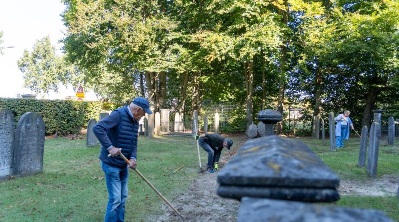 Onderhoudsdag op Joodse begraafplaats in Meppel