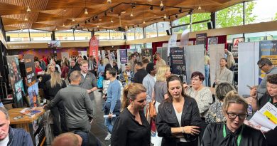 Donderdagmiddag wisten veel mensen de weg te vinden naar het jaarlijkse Banenevent in de Tamboer in Hoogeveen. In het theater waren meer dan 50 bedrijven aanwezig die op zoek zijn naar personeel. Maar natuurlijk ook veel mensen die of op zoek zijn naar een baan of een nieuwe uitdaging zoeken.