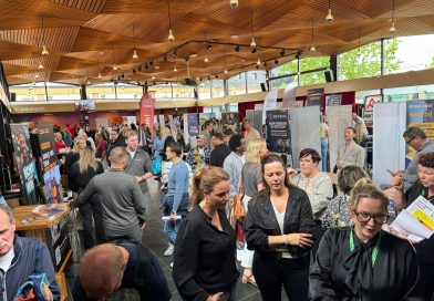 Donderdagmiddag wisten veel mensen de weg te vinden naar het jaarlijkse Banenevent in de Tamboer in Hoogeveen. In het theater waren meer dan 50 bedrijven aanwezig die op zoek zijn naar personeel. Maar natuurlijk ook veel mensen die of op zoek zijn naar een baan of een nieuwe uitdaging zoeken.