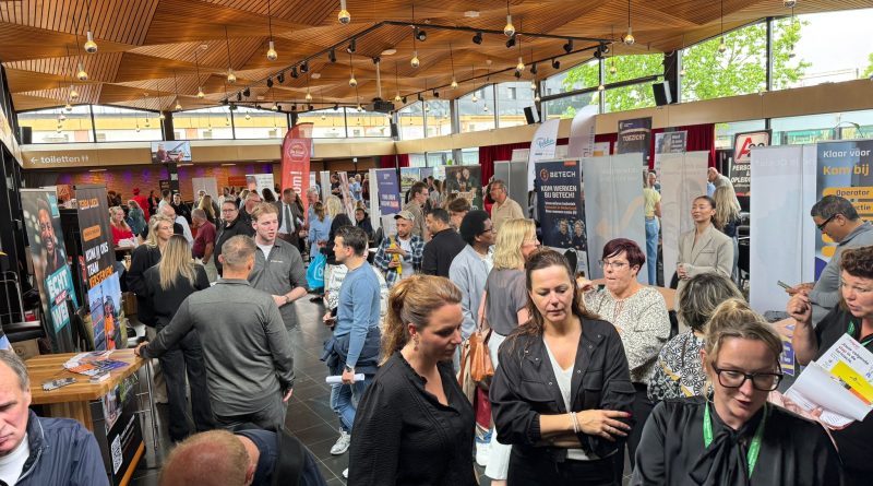 Donderdagmiddag wisten veel mensen de weg te vinden naar het jaarlijkse Banenevent in de Tamboer in Hoogeveen. In het theater waren meer dan 50 bedrijven aanwezig die op zoek zijn naar personeel. Maar natuurlijk ook veel mensen die of op zoek zijn naar een baan of een nieuwe uitdaging zoeken.