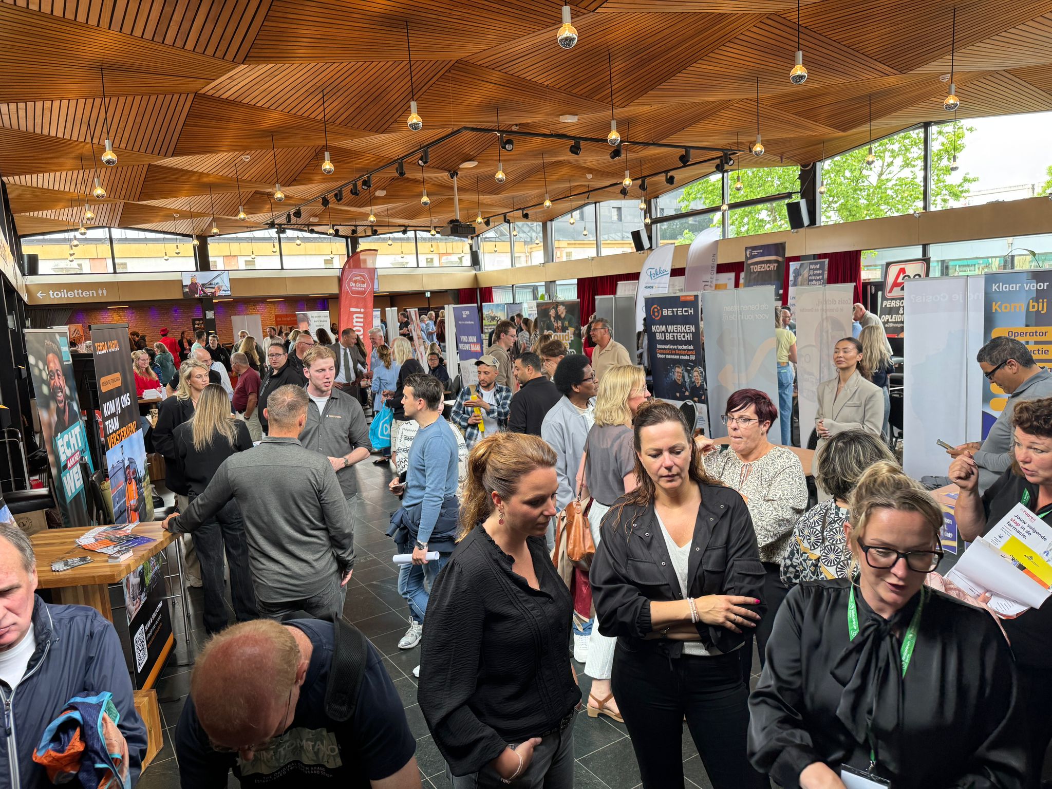 Donderdagmiddag wisten veel mensen de weg te vinden naar het jaarlijkse Banenevent in de Tamboer in Hoogeveen. In het theater waren meer dan 50 bedrijven aanwezig die op zoek zijn naar personeel. Maar natuurlijk ook veel mensen die of op zoek zijn naar een baan of een nieuwe uitdaging zoeken.