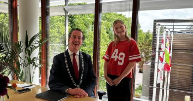 Burgemeester Arjen Maathuis met Kinderburgemeester Tess Kist