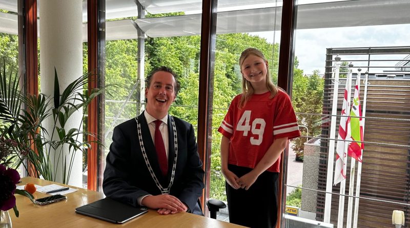 Burgemeester Arjen Maathuis met Kinderburgemeester Tess Kist