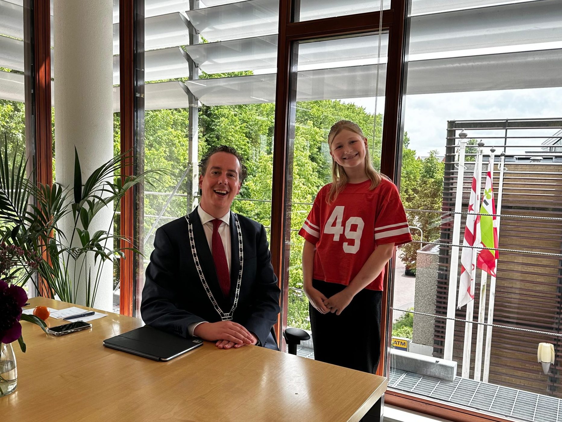 Burgemeester Arjen Maathuis met Kinderburgemeester Tess Kist
