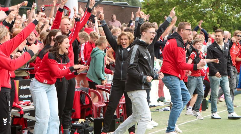 Zaterdagmiddag om 17.00 uur speelt DOS'46 uit Nijveen de finale van de ereklasse. In Harderwijk is LDODK uit het Friese Gorredijk de tegenstander. Trainer Lars Pieper van DOS'46 kijkt uit naar de finale. "Het wordt een mooie strijd in de Noordelijke derby". (Foto Herrie Borrink)