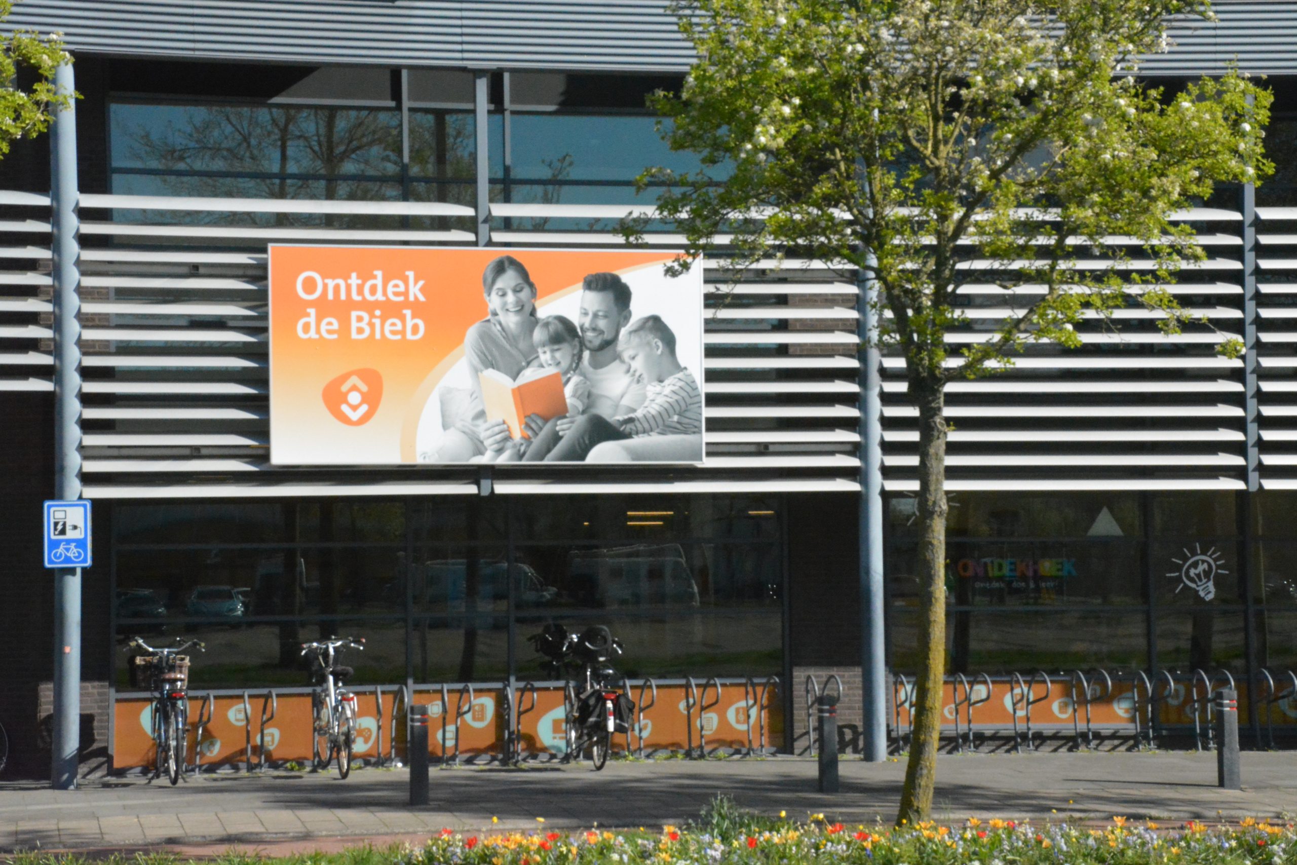 Hoe leer je kinderen van 0 tot 8 jaar beter de taal te leren en vooral te begrijpen? Regio Deal en onder andere de bibliotheek in Hoogeveen slaan de handen ineen. "We zijn er nu een jaar mee onderweg en het gaat hierbij om een meerjarig project", vertelt Anke Bruggeman, projectleider van de Bibliotheek uit Hoogeveen. Het project heet: Ik lees, ik doe mee.