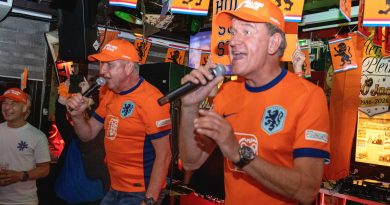 Dikdakkers vrijdagavond in Oranje-sfeer in Herberg 't Plein in Meppel - Oncko van Kammen