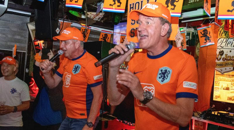 Dikdakkers vrijdagavond in Oranje-sfeer in Herberg 't Plein in Meppel - Oncko van Kammen